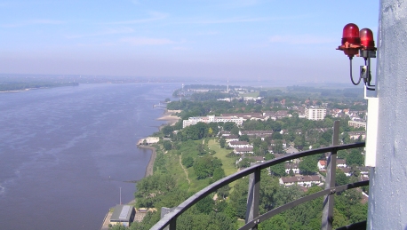 Auf dem Schornstein des Kraftwerks Wedel