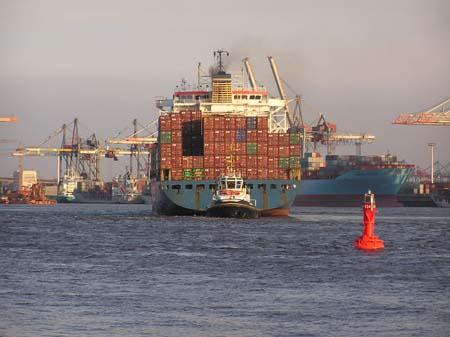 Ein Containerriese läuft ein